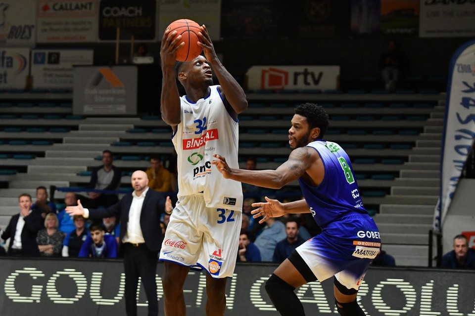 Uitblinker Nate Grimes zoekt de score, Justin Cage kan hem niets in de weg leggen.