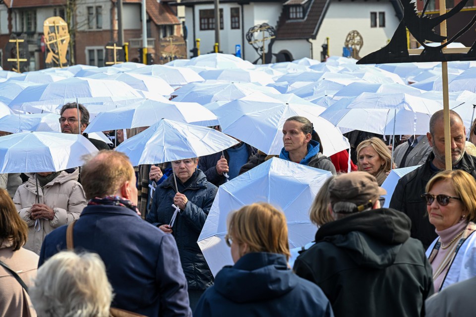 Iedere paraplu moest een slachtoffer voorstellen.