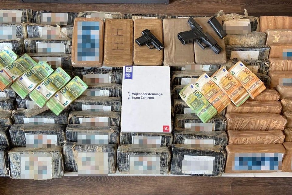 De politie trof 83 kilo cocaïne, 80.000 euro cash geld en twee wapens aan. 
