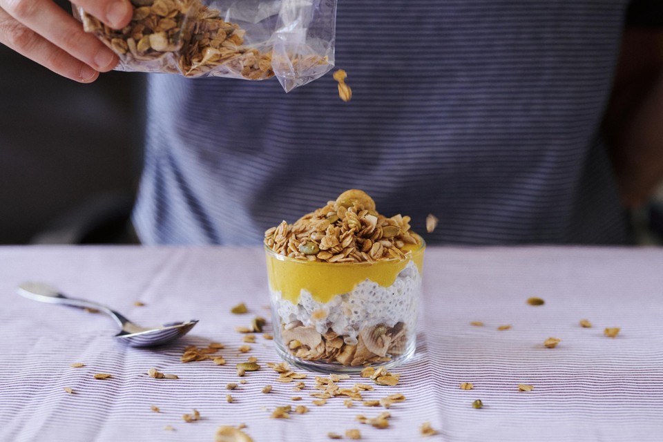 Er is meer dan granola met melk als ontbijt. Op haar website geeft Natalie tal van recepten, zoals deze overnight granola met mangopuree.