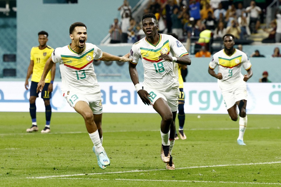 Ismaïla Sarr loopt na zijn omgezette elfmeter richting de Senegalese fans. 
