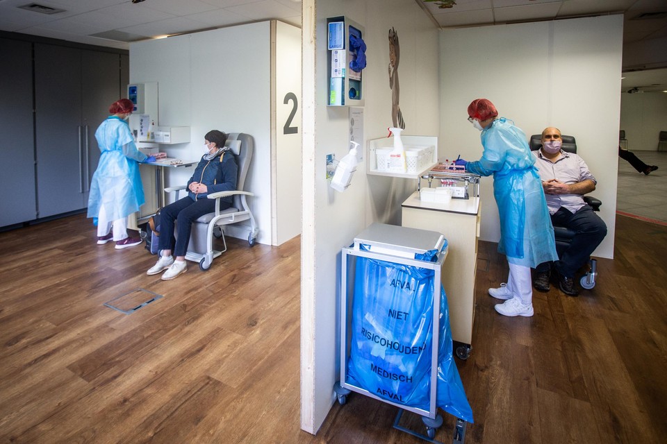 Corona blijft lelijk huishouden in de regio Kempen. Ook al wordt er minder snel getest, er zijn donderdag in onze regio alweer 413 mensen positief getest.