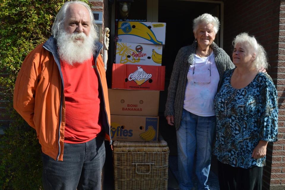 Herman, Maria en Hildegarde bij de dozen vol hulpgoederen.