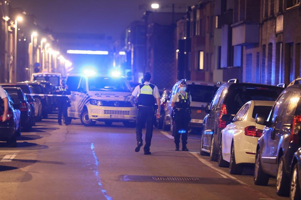 Politie zet de Tweemontstraat af na aanval met brandbom