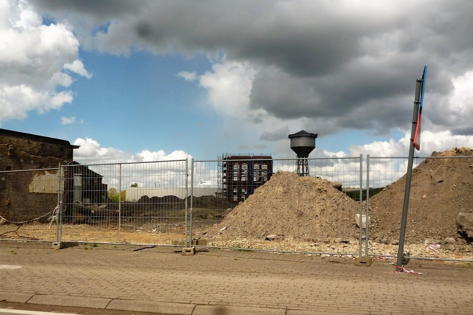 De verontreinigde site De Naeyer net voor de start van de bouw van een nieuw woongebied. 