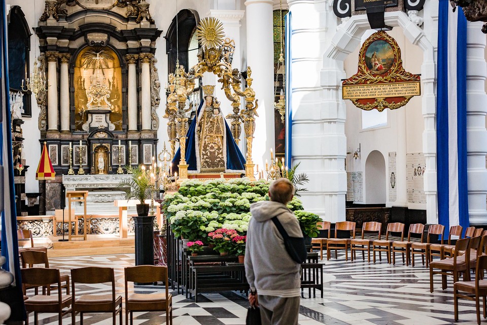 Het Mariabeeld staat centraal in de basiliek van Onze-Lieve-Vrouw van Hanswijk.