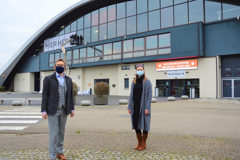 Burgemeester Kristof Sels (links) en schepen Sarah De Keyser aan de Nekkerhal in Mechelen.