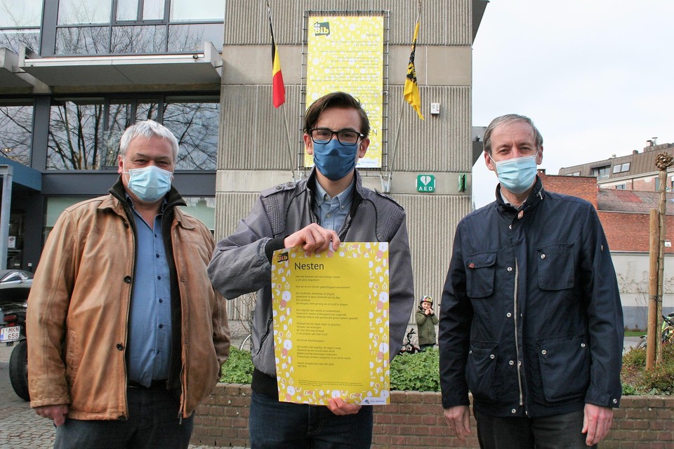Kinderstadsdichter Mauro Pauwels stelde samen met burgemeester Lieven Dehandschutter (rechts) en cultuurschepen Filip Baeyens het participatief stadsgedicht voor.