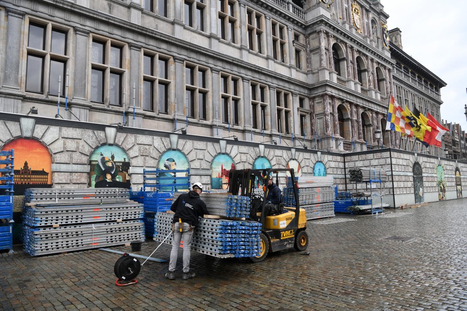 Arbeiders bergen de laatste stellingen op.