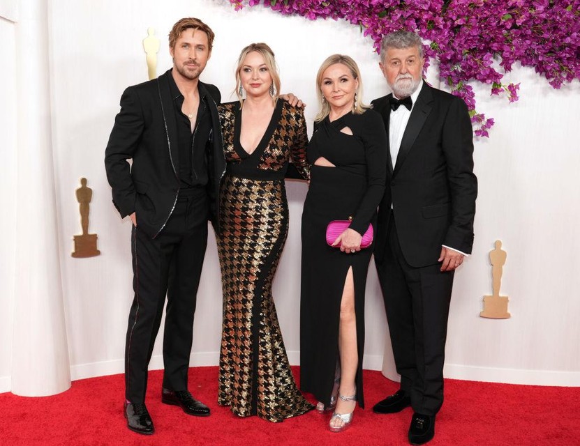 Ryan Gosling verscheen op de rode loper met twee vrouwen: zijn zus Mandi en zijn moeder Donna