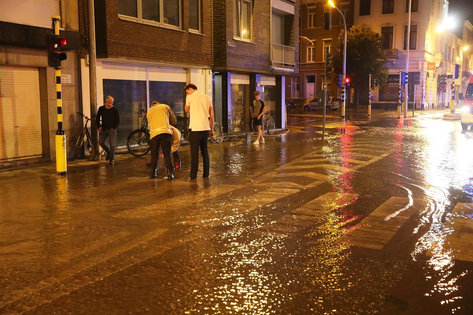Het kruispunt aan de Brusselpoort kwam helemaal onder water te staan 