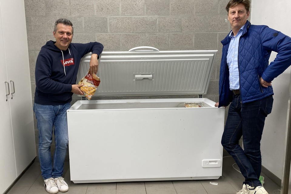 Tom Claessen (links) en Gunther Hendrickx (rechts) willen nieuwe diepvriezers met een AAA-energielabel ter beschikking stellen aan inwoners met een laag inkomen.