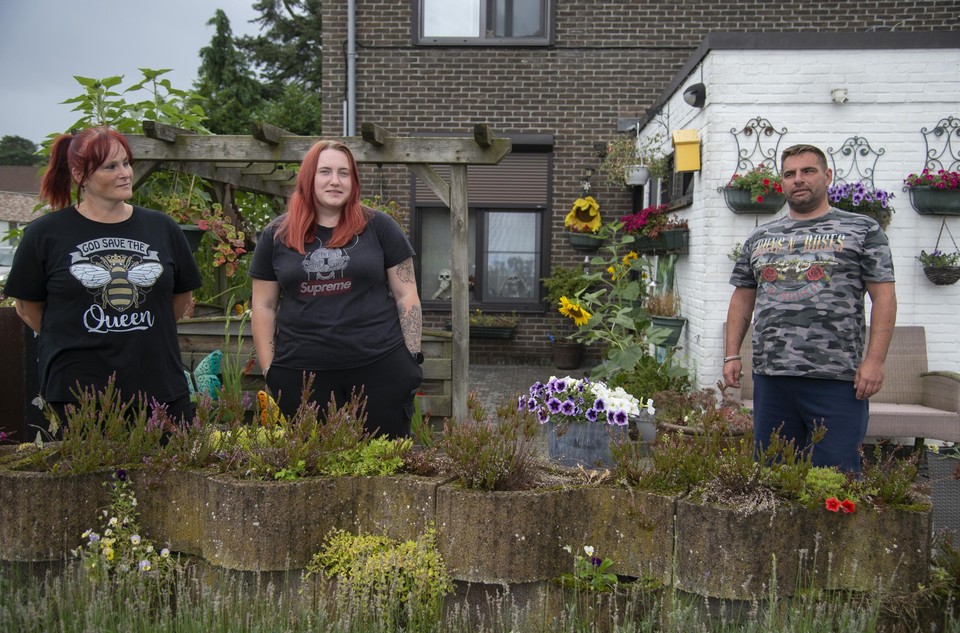 Mieke met haar dochter Gia en haar vriend Jimmy in hun kleurrijk tuintje in de wijk Brasel.