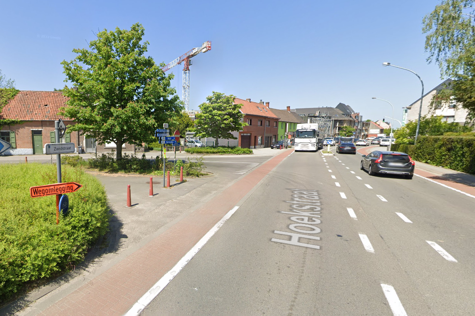Het kruispunt van de Hoekstraat met de Vlasrootstraat in Stekene.