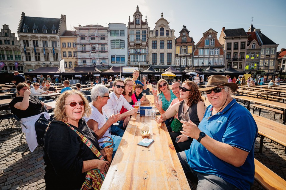 De familie Eylenbosch ontdekt hun ‘eigen’ bier.