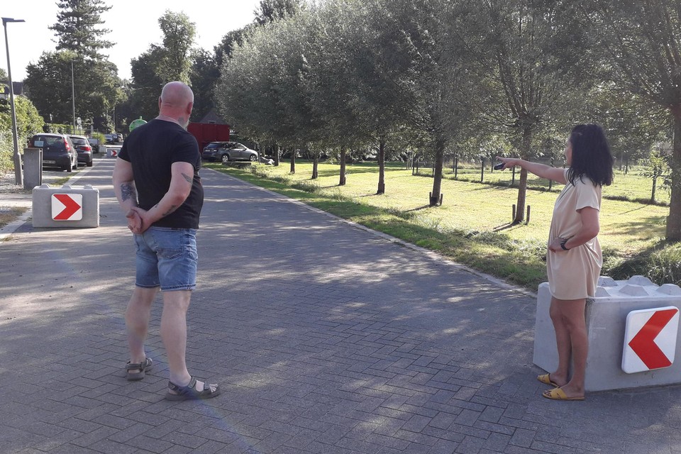 Buurtbewoners Marcel Lambert en Farida Van Olmen tonen de betonnen blokken in de Lakvenheidedreef die volgens hen hun doel missen als snelheidsremmers.