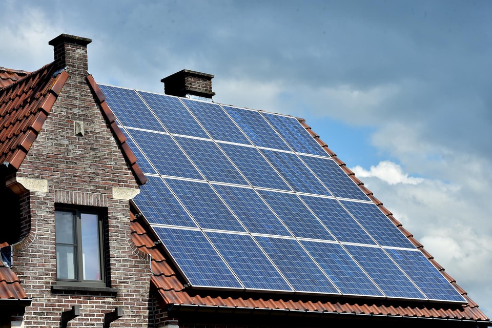 Al meer dan 53.000 Vlaamse gezinnen met zonnepanelen en een digitale teller hebben een compensatiepremie aangevraagd.
