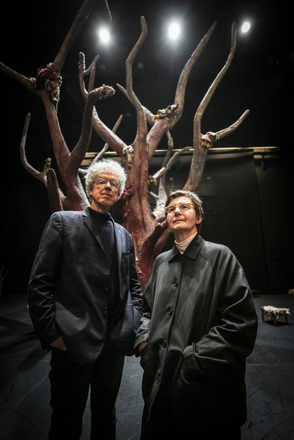 Alain Platel en Berlinde De Bruyckere op het podium van de Antwerpse opera voor de boom van Ombra.