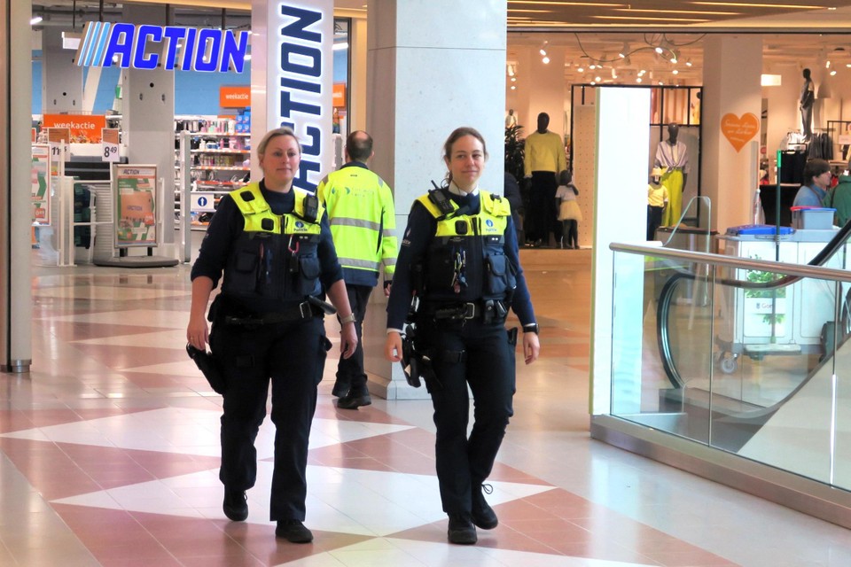 Hoofdinspecteurs Kim Verdoodt en Caroline Blomme van de nabijheidspolitie MINOS zijn vertrouwde gezichten in het winkelcentrum.