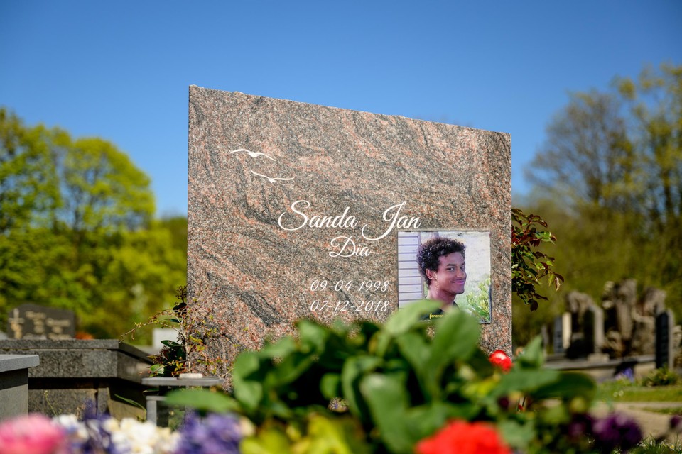Het graf van Sanda Dia (20) in Edegem. Dagelijks passeren er vrienden of familieleden. De kaars brandt er altijd. 