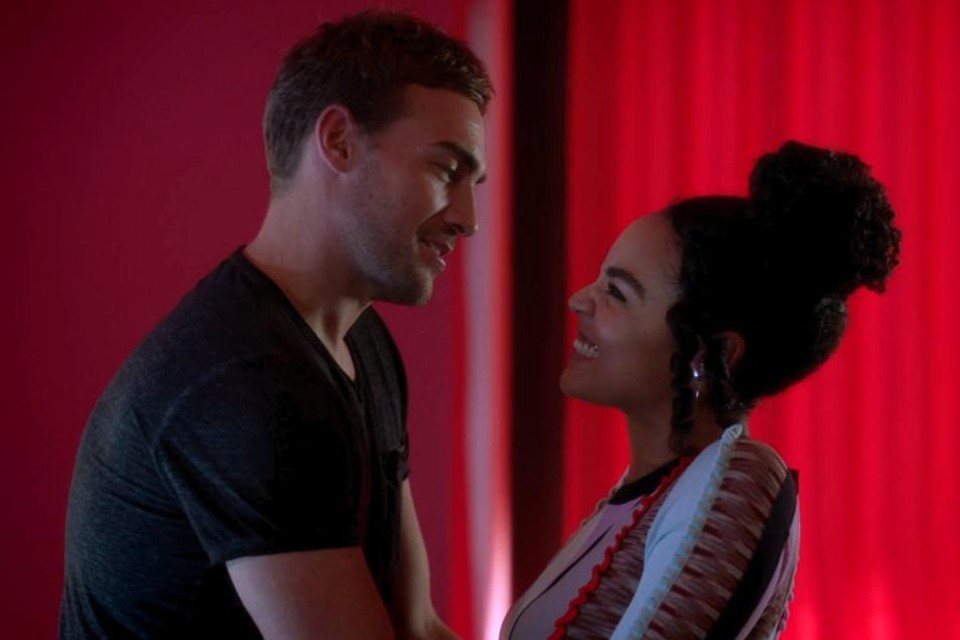 Kat en Cody in The bold type