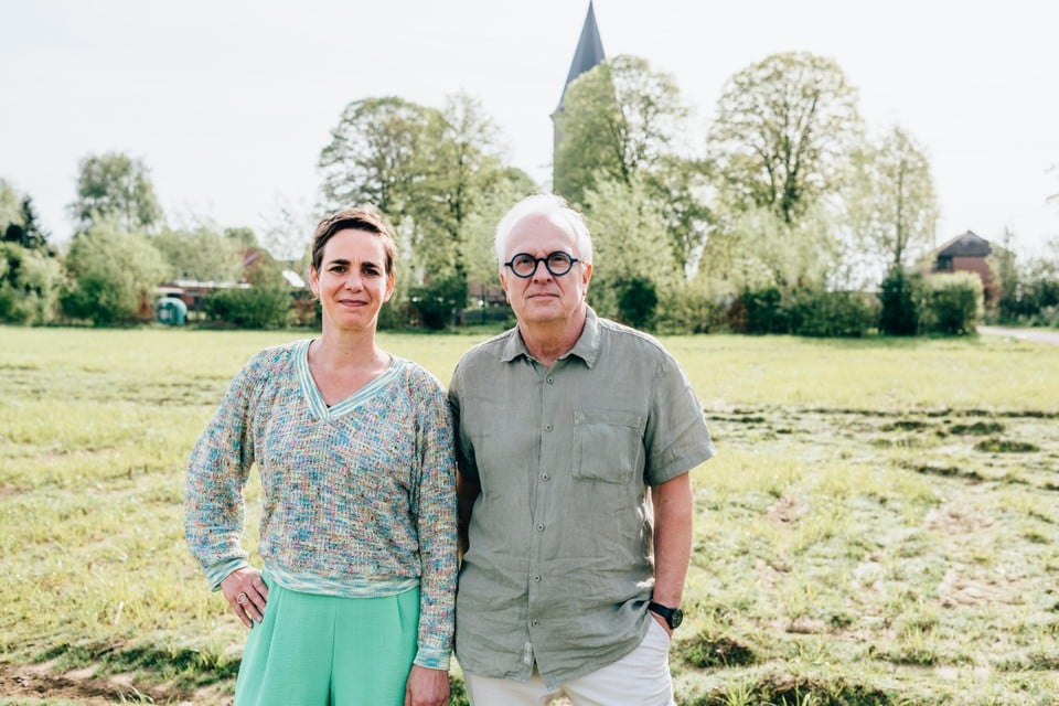 Annelies Creten en Luc Redig, hier op de wei voor Millegem-kerk, trekken samen de lijst van Groen Ranst.