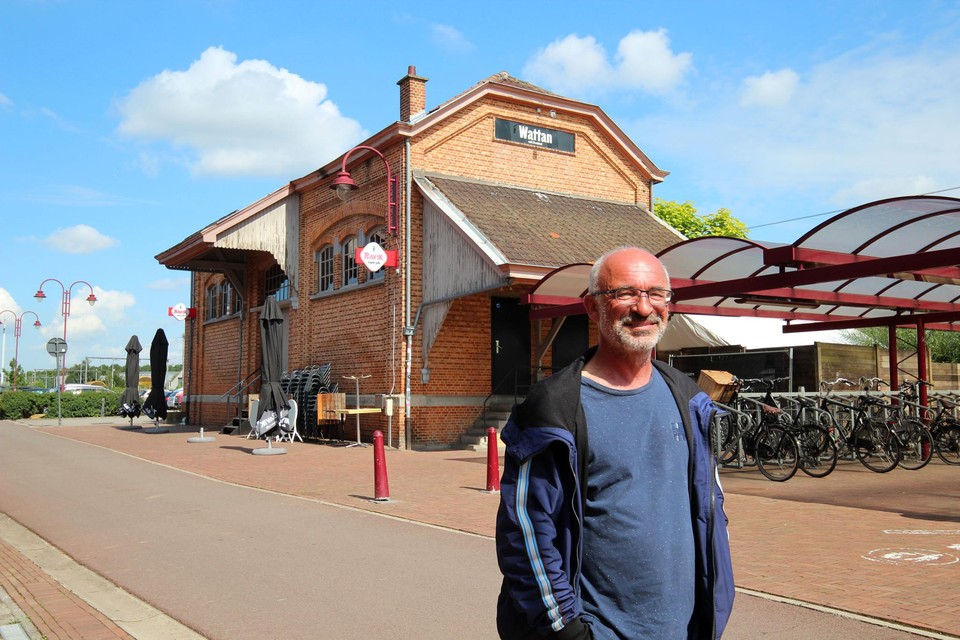 Patrick De Groote bouwde het pakjeshuis mee om tot Sfinks Café.