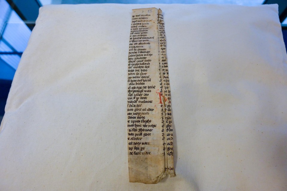 Op het perkament staan zo’n 160, gedeeltelijke verzen geschreven in het Middelnederlands