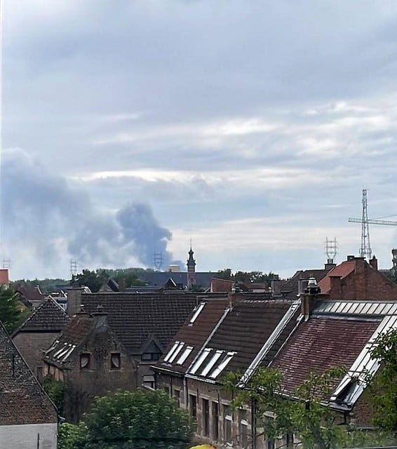 De rookpluim is ook vanuit het centrum van Mechelen goed te zien. 