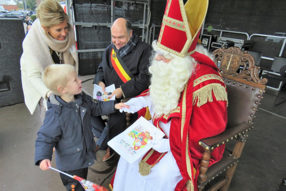 Sinterklaas ontmoette de kinderen op het podium aan het Kerkplein in Beerse. Hij werd geflankeerd door burgemeester Bart Craane en schepen Ingrid Van Genechten. 