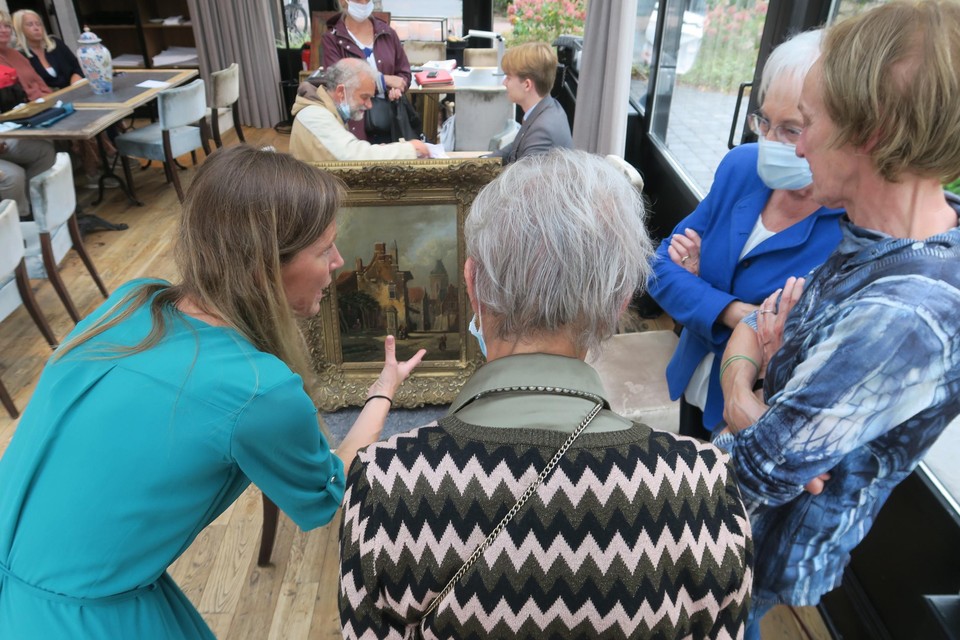 De experten van Christie’s namen ondanks de toeloop uitgebreid de tijd om de aangevoerde kunst te onderzoeken.