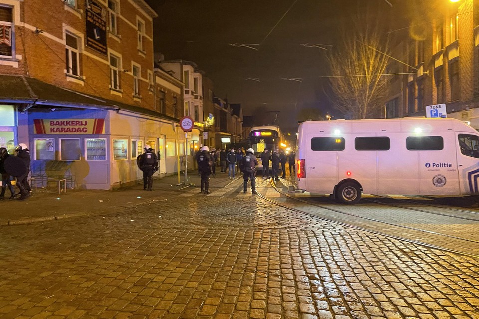 De Antwerpse politie kwam met een heuse troepenmacht tussenbeide op de Lakborslei in Deurne. 
