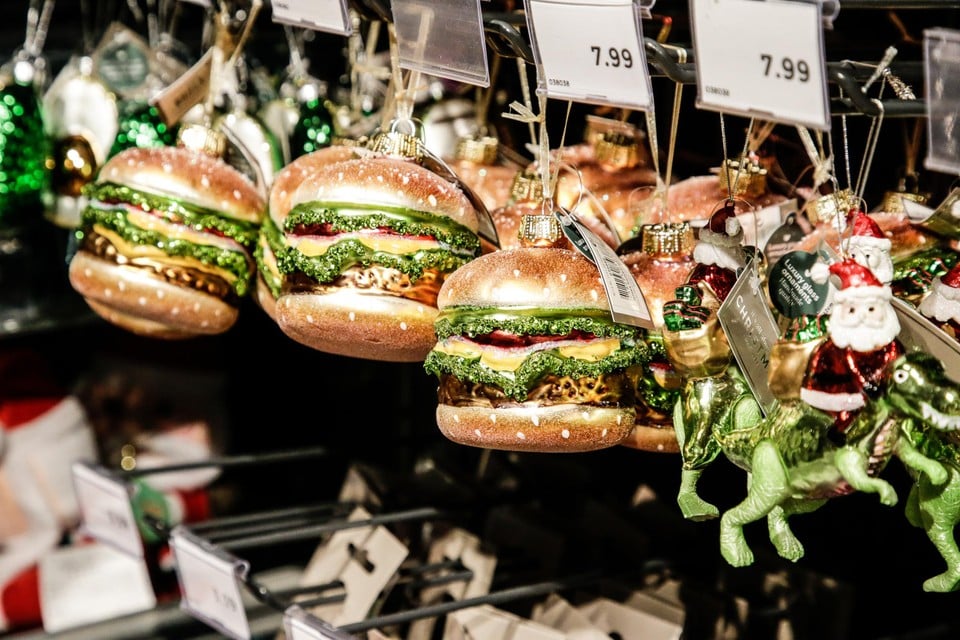 Een hamburger of kerstman op een draad: de Chinezen verzinnen in hun kerstballenfabrieken de gekste figuren. 