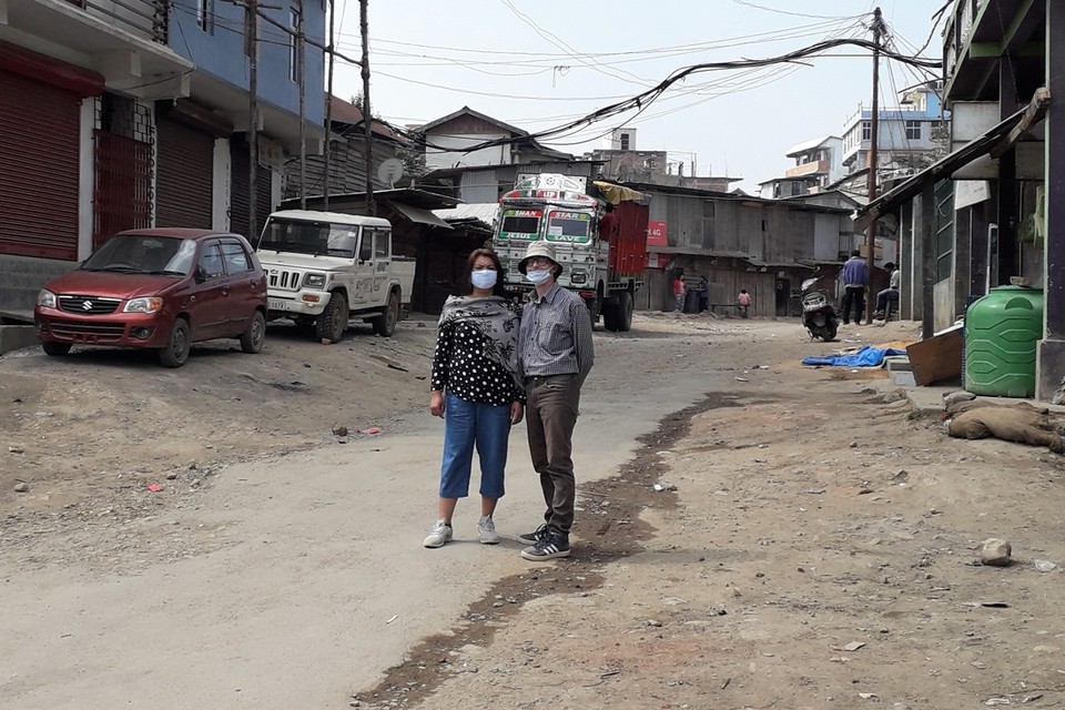 Rudi en Chihanphi Van Steen in een bijna verlaten straat in de stad Uhkrul. 