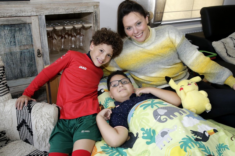 Pokémonfan Firas Latrous (7) met zijn tweelingbroer Fares (7) in Antonia-outfit en zijn mama Najoua Boushak.