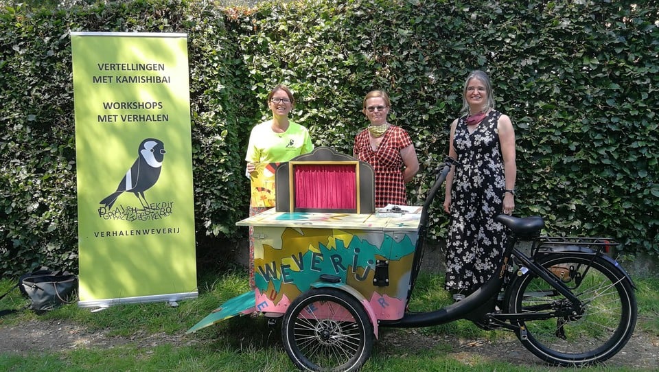 Initiatiefneemster Gitt Smans (links) en vrijwilligers Marlies en Veerle staan te popelen om de kinderen enkele vrolijke, romantische en spannende verhalen te vertellen.