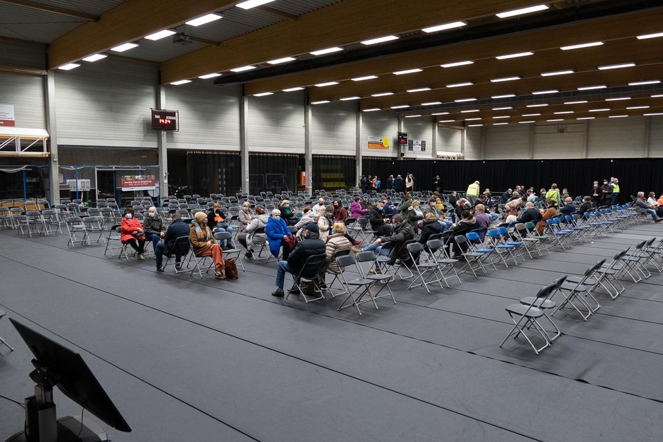 In december werd er eerder al eens gevaccineerd in sporthal De Zeurt. Toen waren alleen volwassenen welkom. Nu ook kinderen.