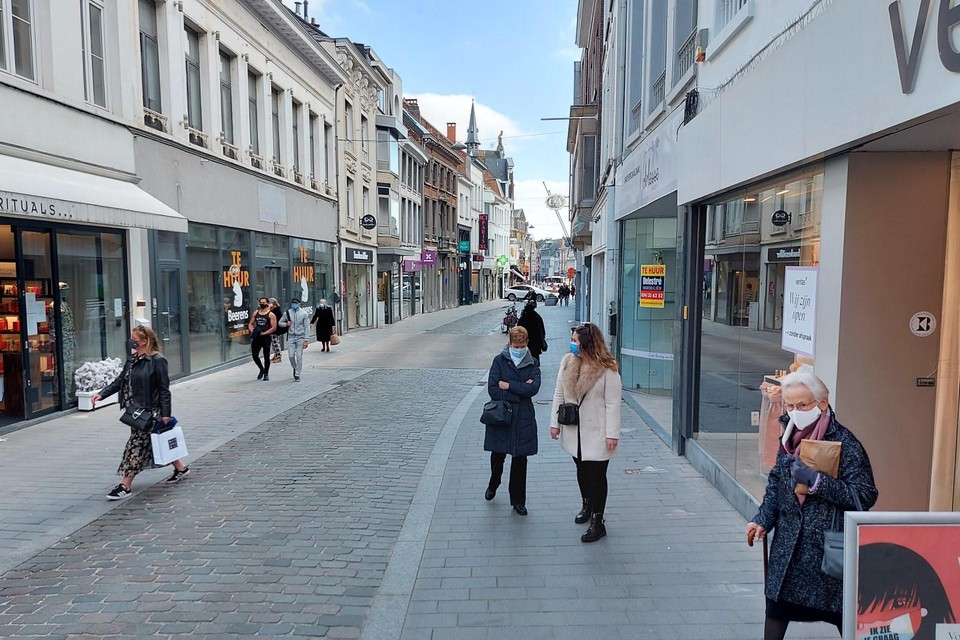 De Antwerpsestraat is de belangrijkste winkelstraat in Lier.