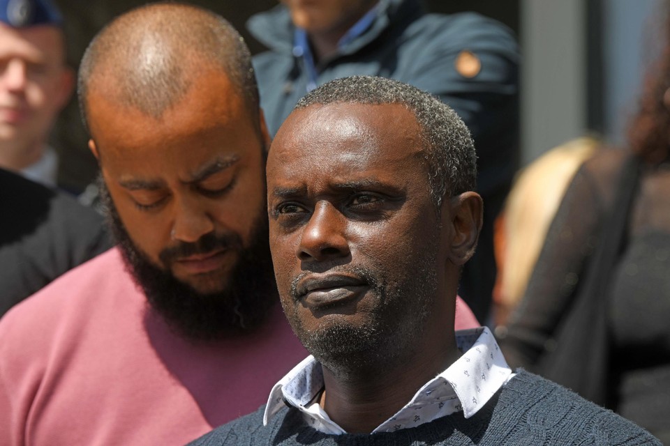 Broer Seydou en vader Papis net na het arrest.