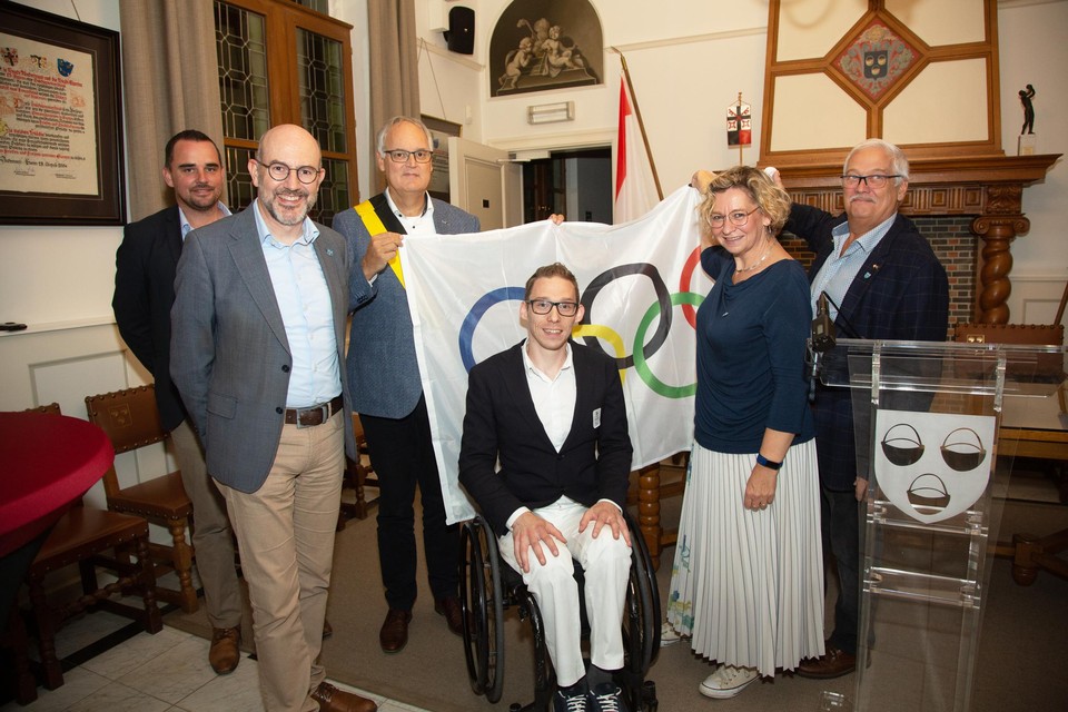 Paralympiër en tafeltennisser Bart Brands krijgt de felicitaties van het district Ekeren en de gemeente Brasschaat.