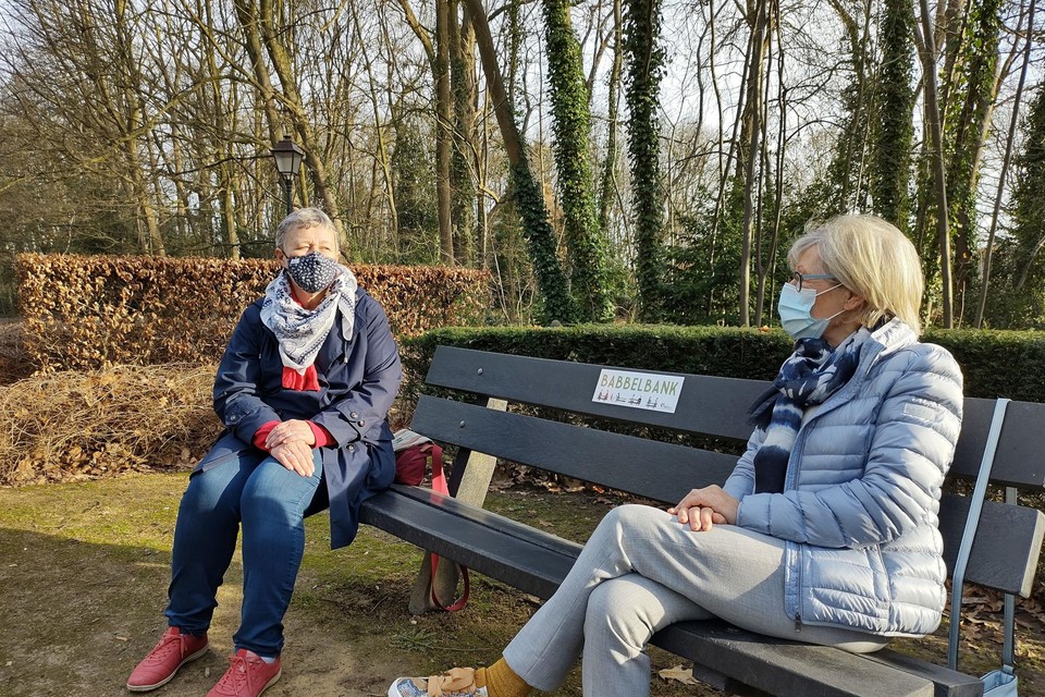 Op de ‘babbelbank’ kan je coronaveilig een gesprek aanknopen.