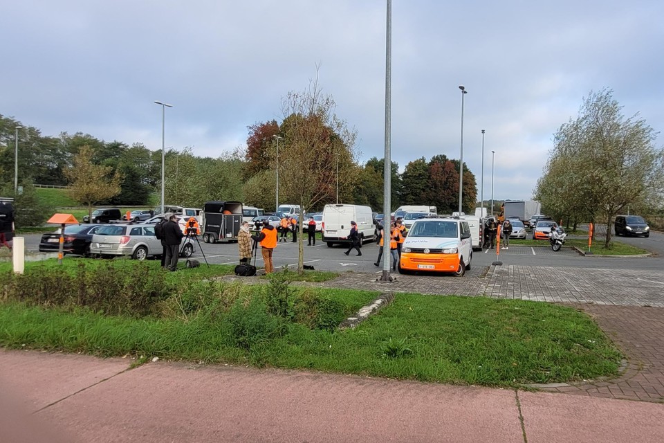 De verschillende politiediensten op de carpoolparking.