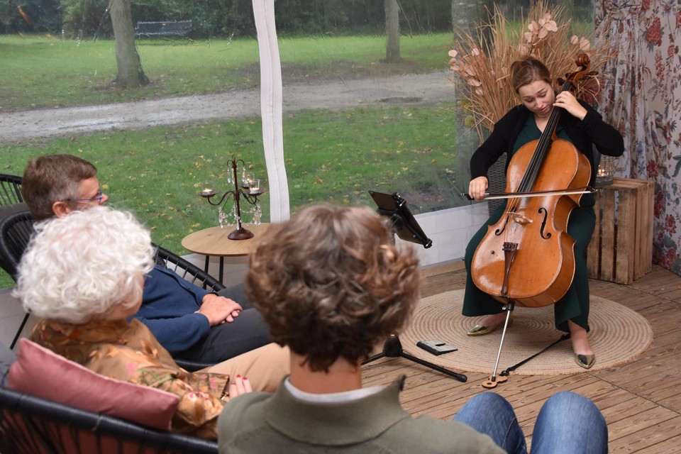 Celliste Renke Van Impe speelde zaterdagnamiddag twee keer een intiem concert in de zomerbar van kasteel d’Ursel in Hingene. 