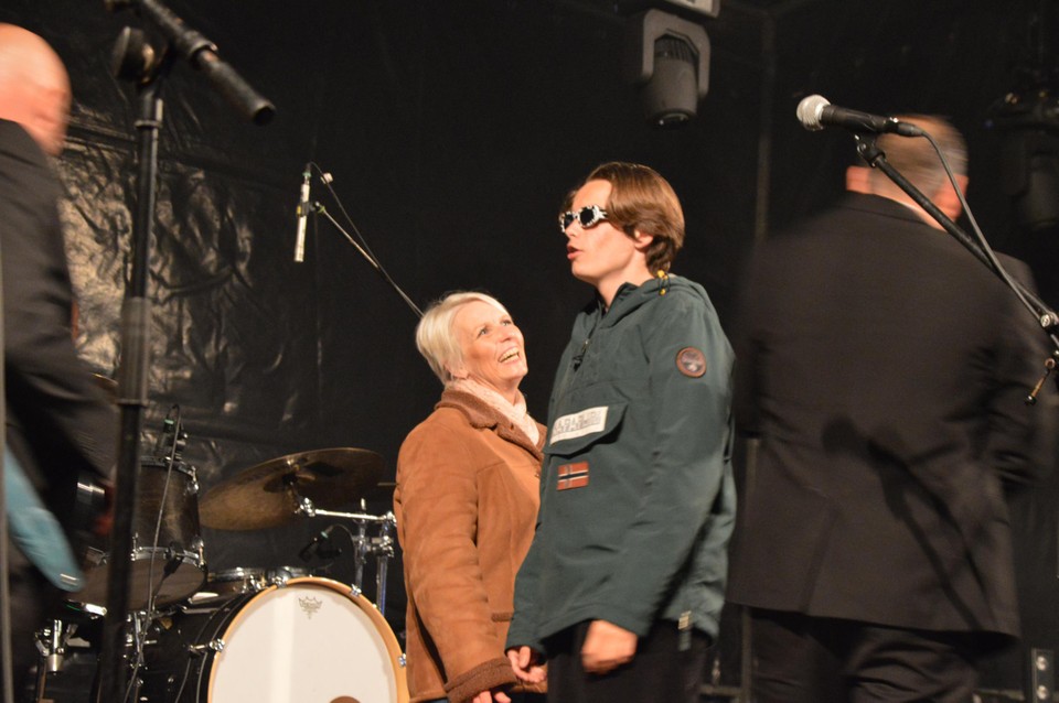 De zoon en vrouw van bassist Andrew O’Leary die een thuismatch speelde kwamen ook even op het podium.