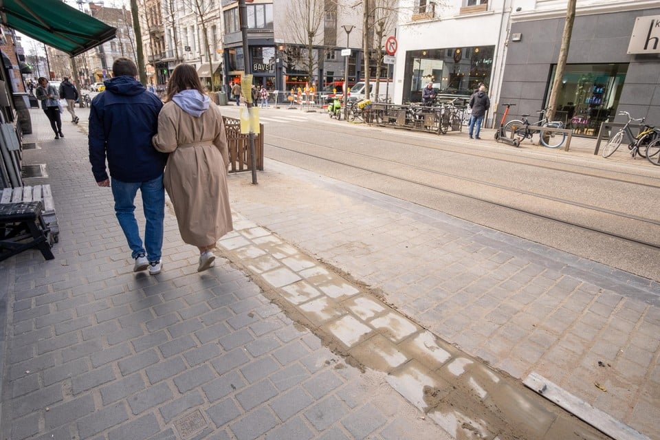 Het trottoir van de Nationalestraat werd een maand geleden nog ontsierd  door deze strook na een zoveelste passage van een nutsbedrijf. 