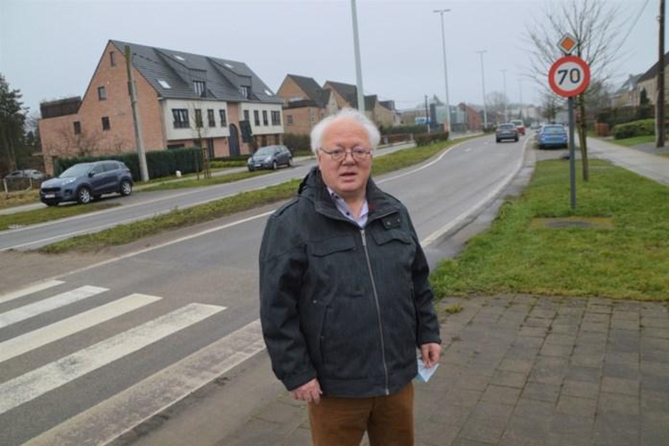 Taalkundige Jos Rombouts op de Ringlaan in Zandhoven, allesbehalve een ring.