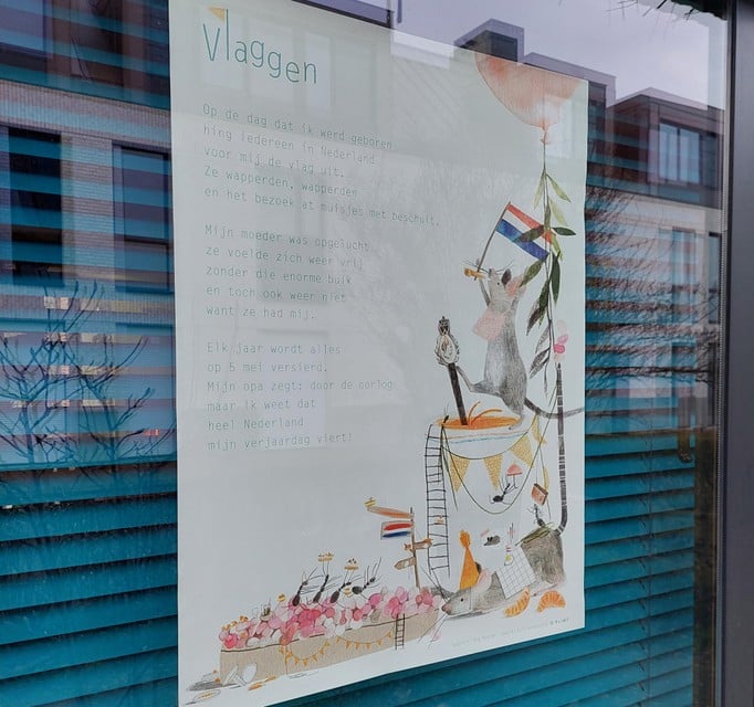 Genieten van gedichten die op het gelijkvloers achter het vensterraam hangen in Broechem. 