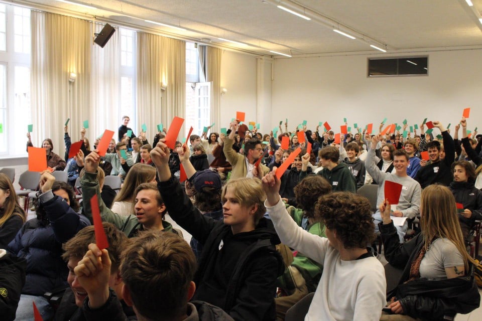Bij elk wetsvoorstel stemden de leerlingen per partij.