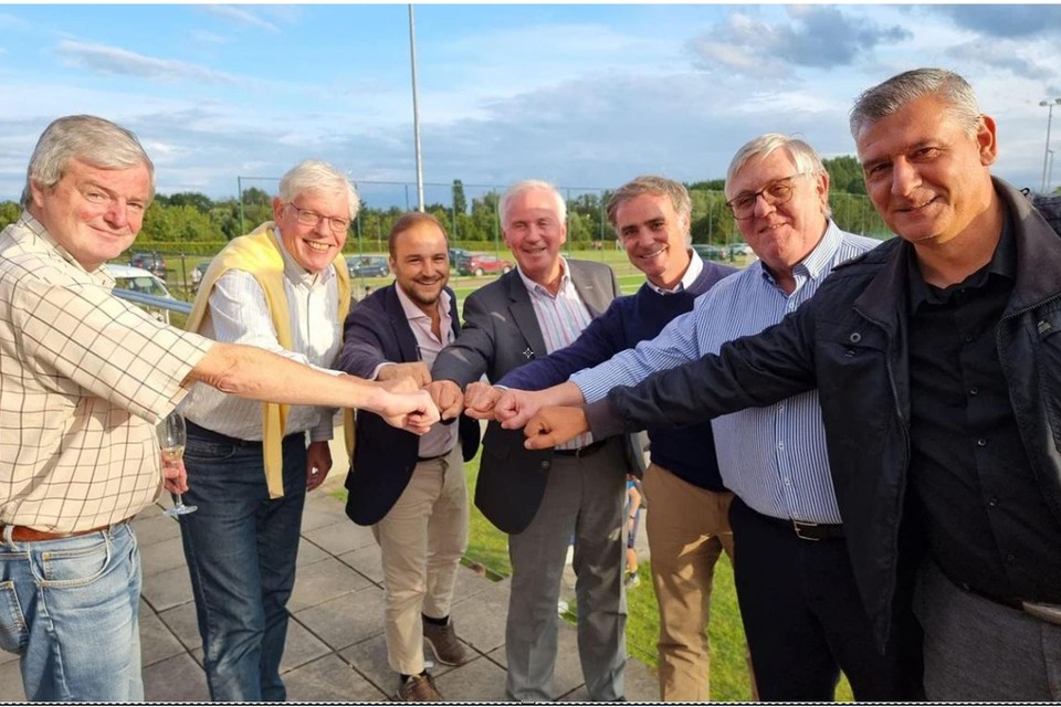 Vertegenwoordigers van Rupel Boom en van Rising Phoenix ‘bezegelen’ het akkoord begin vorige maand.