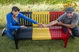 thumbnail: Piet en Wies bij hun opvallende tricolore bank.